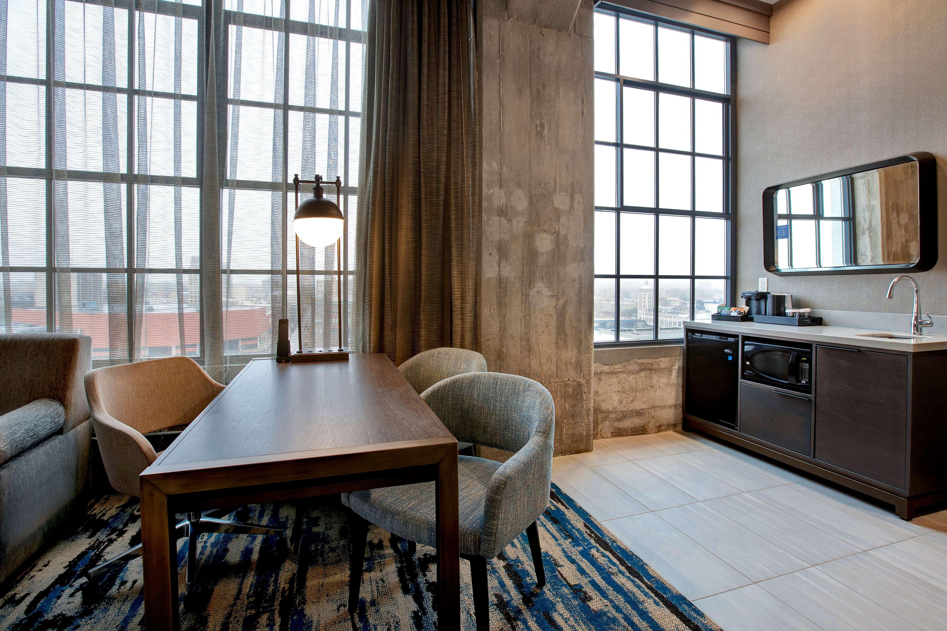 Embassy Suites By Hilton Rockford Riverfront Екстер'єр фото