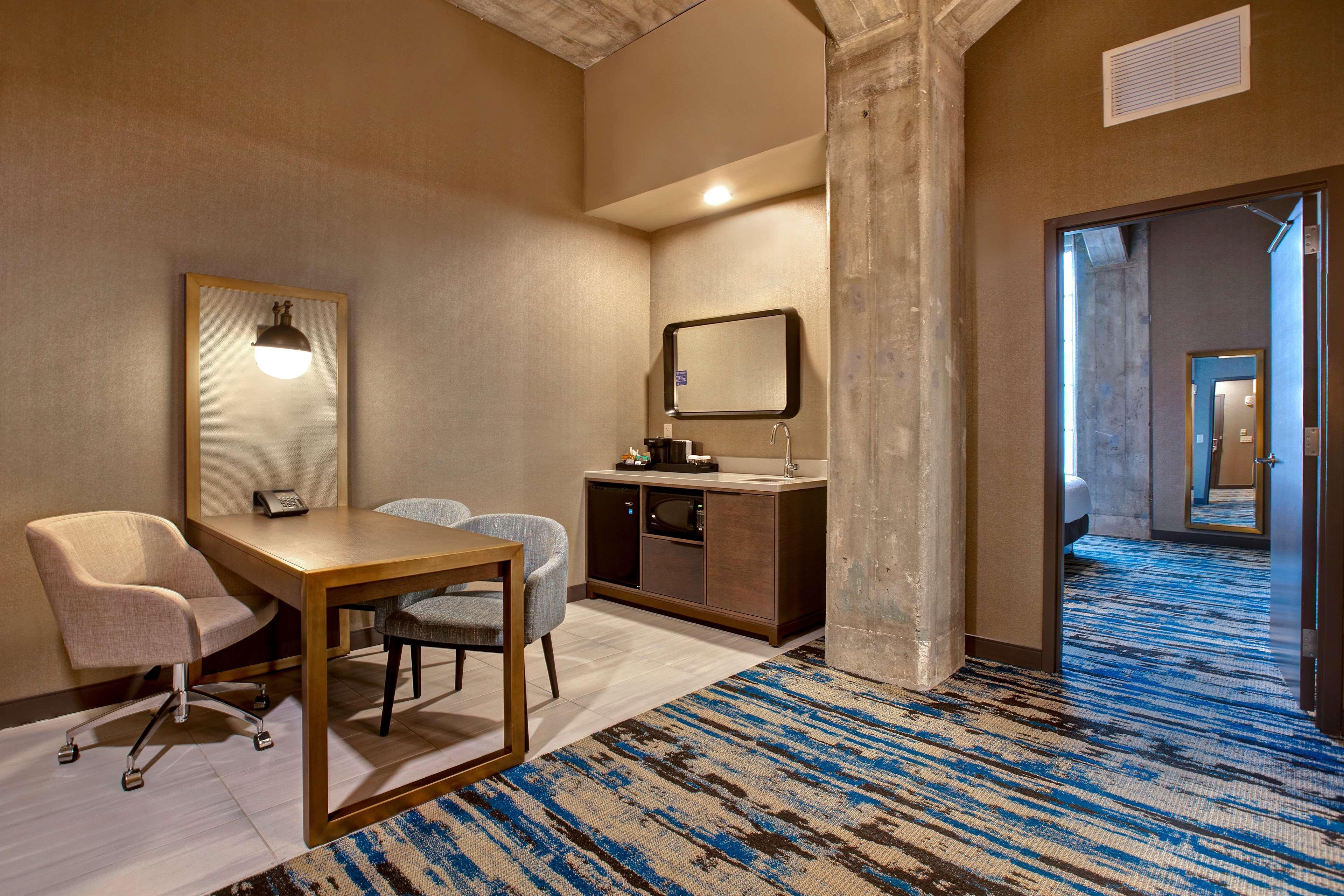 Embassy Suites By Hilton Rockford Riverfront Екстер'єр фото