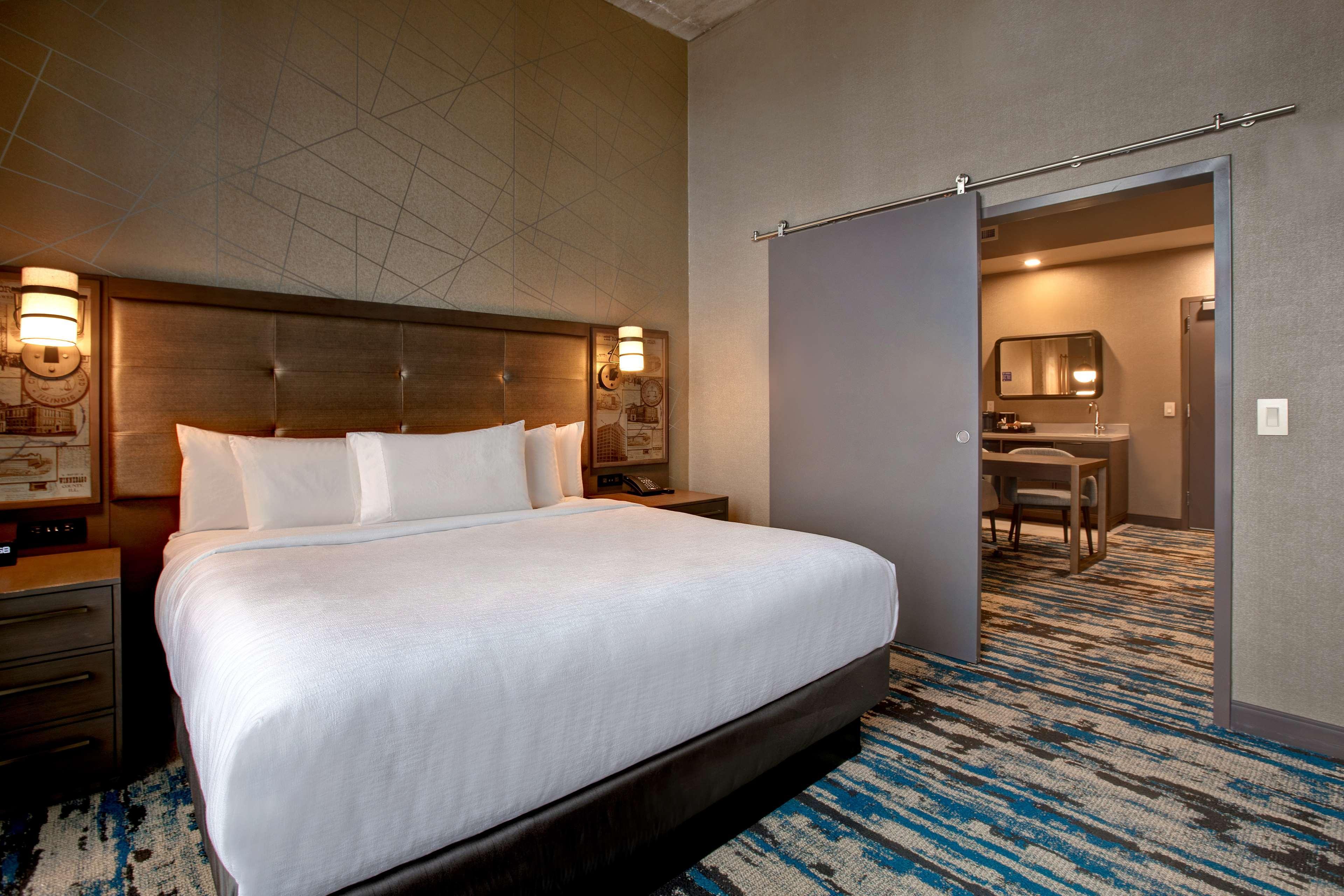 Embassy Suites By Hilton Rockford Riverfront Екстер'єр фото