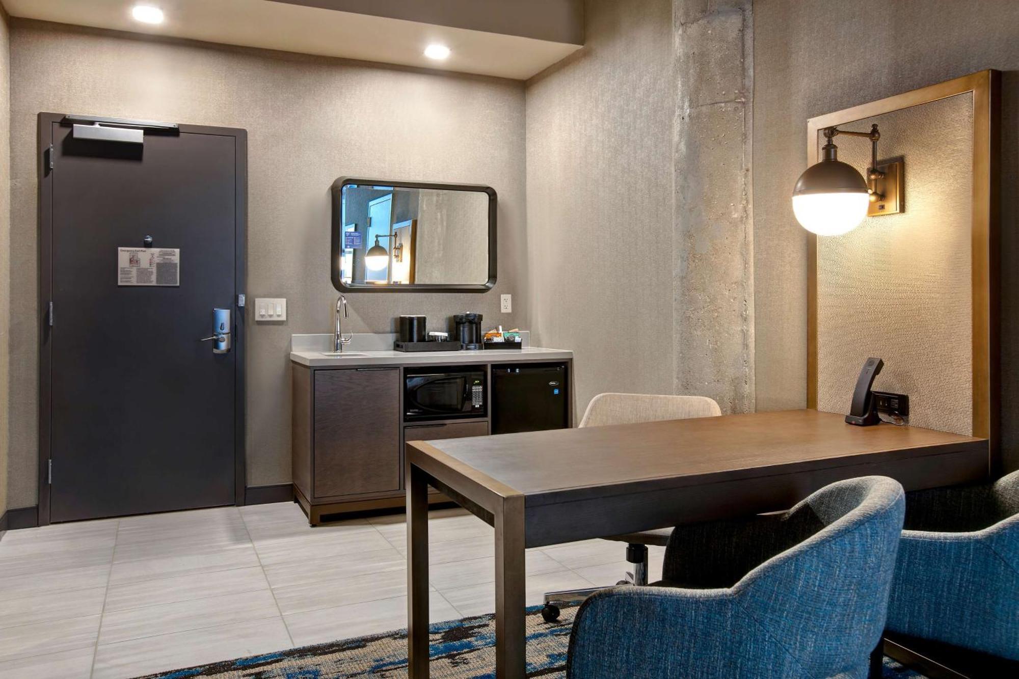 Embassy Suites By Hilton Rockford Riverfront Екстер'єр фото